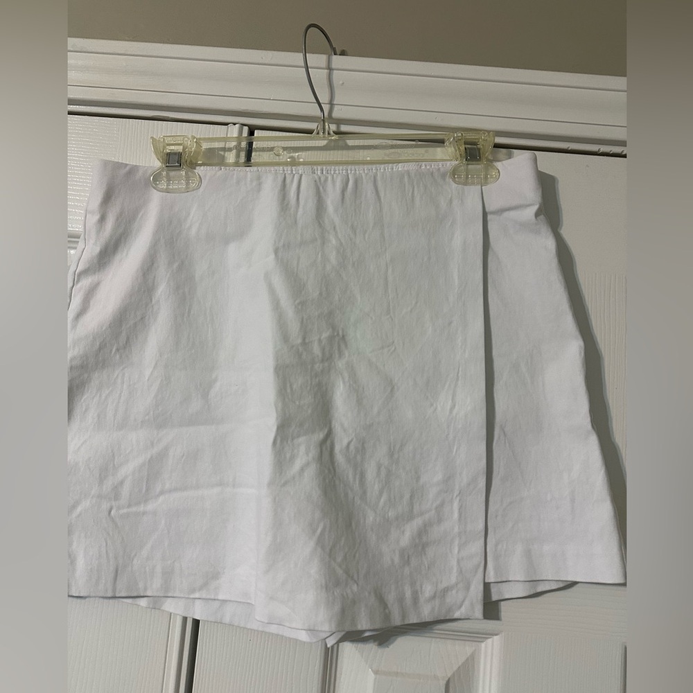 Women’s White Mini short size 10